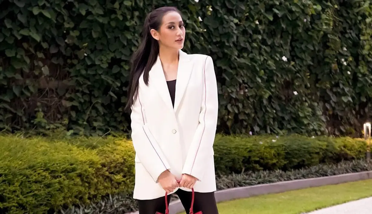 Penampilan Ayuma saat menggunakan blazer putih yang dipadukan dengan baju serta celana hitam ini juga tak luput dari perhatian. Ia bahkan mendapat pujian terlihat begitu elegan dalam busana monokromnya. (Liputan6.com/IG/@ayumaulida97)