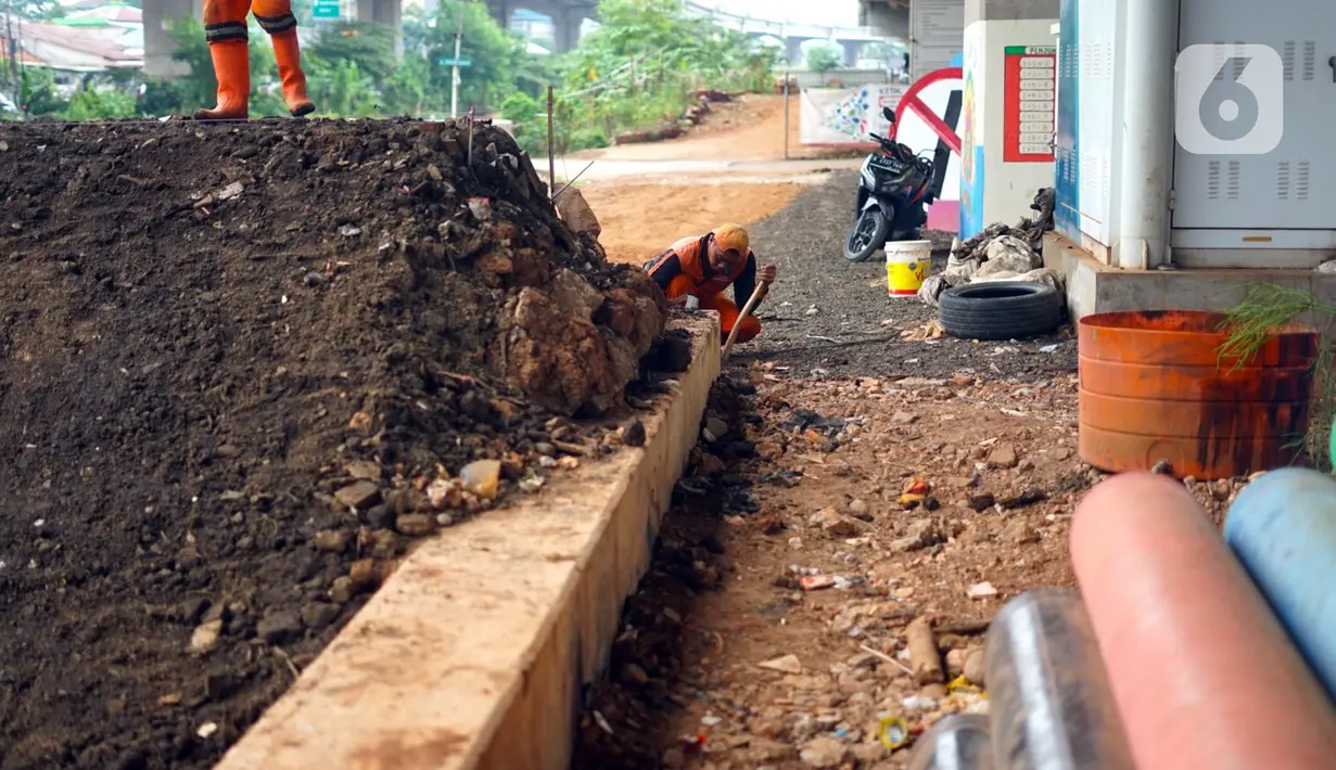 Petugas Penanganan Prasarana dan Sarana Umum (PPSU) menyelesaikan pembangunan Taman Pilar Jati di Cipinang Melayu, Jakarta, Selasa (27/10/2020). Area yang dilengkapi taman lalu lintas serta sarana bersepeda tersebut untuk mempercantik lahan tidur di kolong tol. (Liputan6.com/Immanuel Antonius)
