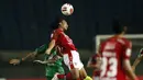 Gelandang Bali United, Hariono (tengah) berebut bola diudara dengan pemain PS Sleman Velez Nicolas Leandro dalam pertandingan perempat final Piala Menpora 2021 di Stadion Si Jalak Harupat, Bandung. Senin (12/4/2021). (Foto: Bola.com/Ikhwan Yanuar)