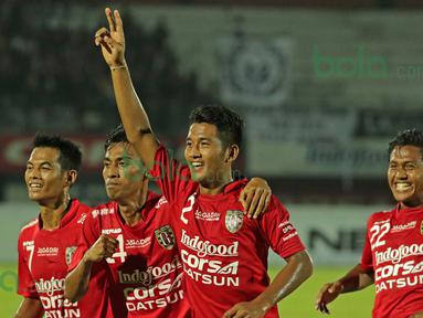 Selebrasi gol Putu Gede Juniantara, bek Bali United dalam turnamen sepak bola Bali Island 2016 di Stadion Kapten I Wayan Dipta, Gianyar, Bali, Minggu (21/2/2016). (Bola.com/Peksi Cahyo)