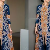Ilustrasi Gamis Batik Kombinasi Lurik (Sumber: Meta AI)