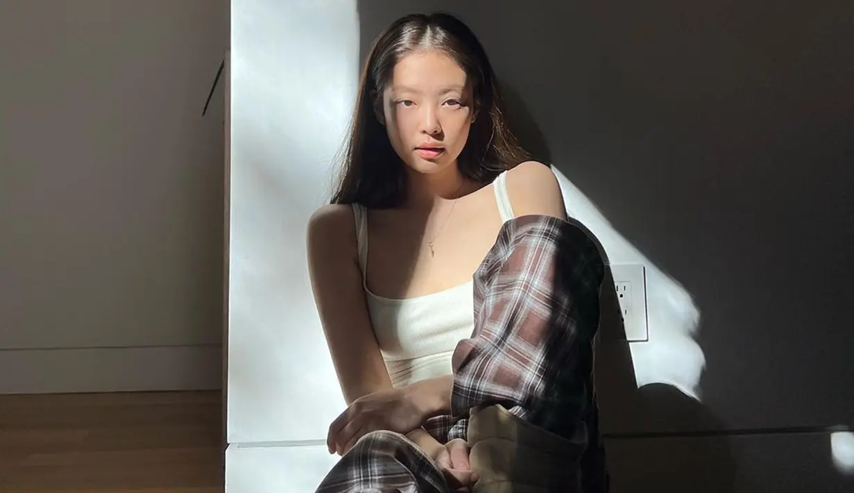 Penampilan Jennie saat tak memakai makeup satu ini juga tak lepas dari sorotan. Pasalnya, meski tak menggunakan makeup palantun 'Solo' ini dinilai tetap terlihat memesona. (Liputan6.com/IG/@jennierubyjane)