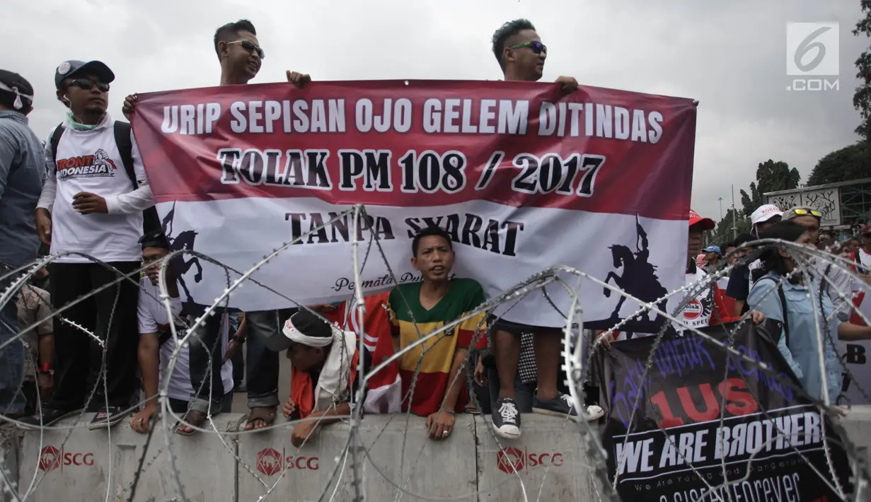 Aliansi Nasional Driver Online Indonesia (Aliando) melakukan unjuk rasa di depan Istana Negara, Jakarta, Rabu (14/2). Massa menuntut Permenhub No 108 Tahun 2017 dibatalkan karena memberatkan pengemudi taksi online. (Liputan6.com/Arya Manggala)