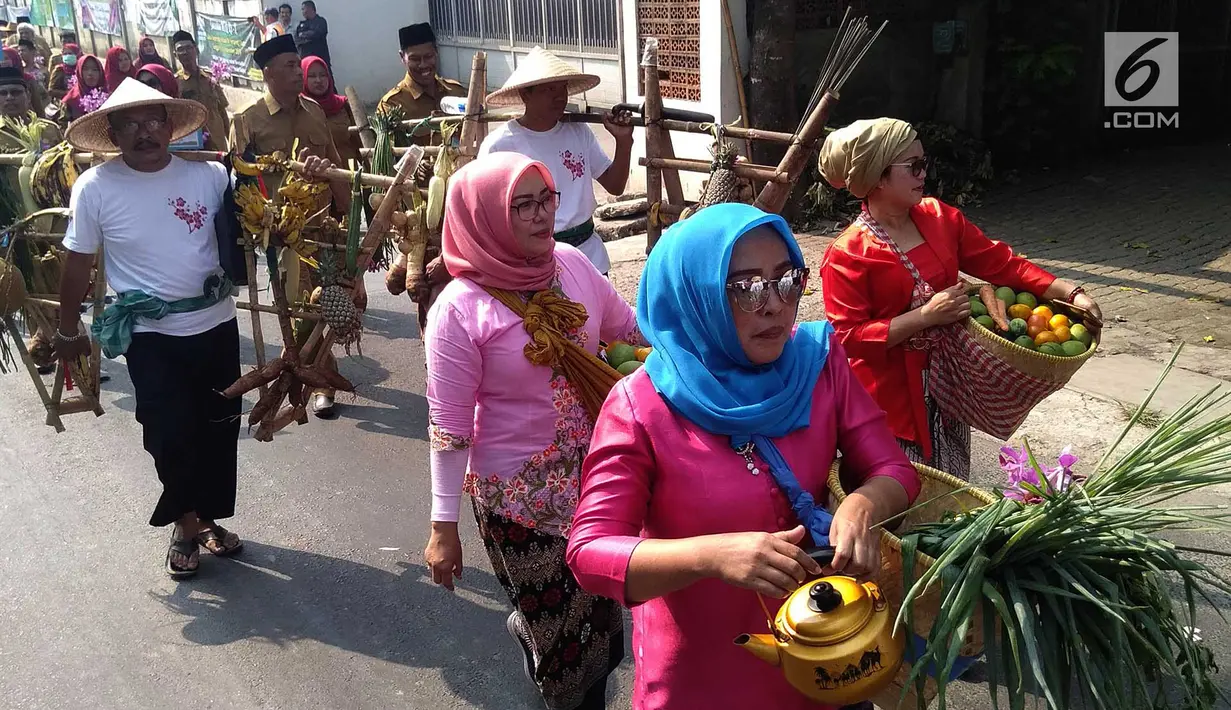 Peserta membawa sayur dan buah saat mengikuti pawai taaruf Musabaqah Tilawatil Quran (MTQ) tingkat Kota Tangerang Selatan di Alam Sutera, Serpong Utara, Senin (9/9/2019). Pawai ini dalam rangka menyukseskan MTQ yang akan berlangsung hingga 12 November. (merdeka.com/Arie Basuki)