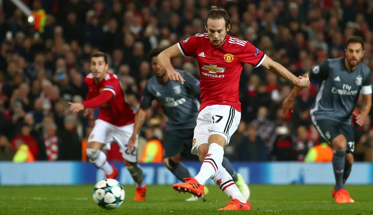 Pemain Manchester United, Daley Blind mencetak gol penalti ke gawang Benfica pada laga Grup A Liga Champions di Old Trafford, Rabu (1/11) dini hari. MU sukses memetik kemenangan 2-0. (AP Photo/Dave Thompson)