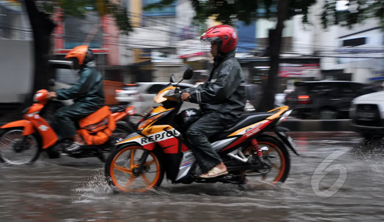 Para pengendara nekat melintasi jalan yang tergenang air. Sistem drainase yang buruk menjadi penyebab banjir di sejumlah ruas jalan di Ibu Kota selalu, Jakarta, Kamis (22/1/2015).(Liputan6.com/Miftahul Hayat)