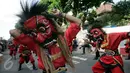 Sejumlah peserta mengikuti pawai pembukaan Festifal Kesenian Yogyakarta (FKY) 2016 di Jalan Malioboro, Yogyakarta (23/8) FKY  28 yang mangusung tema "Masa Depan Hari Ini Dulu "akan berlangsung hingga 9 September 2016. (Boy Harjanto)