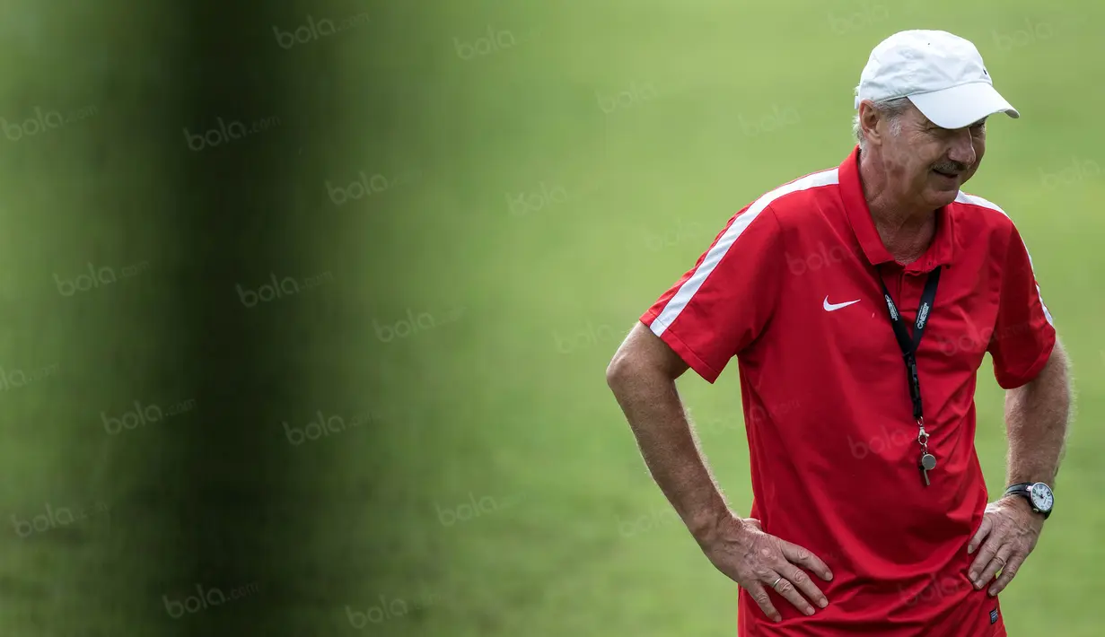 Pelatih Timnas Indonesia, Alfred Riedl, tampak tertawa saat melihat para pemain berlatih di Lapangan SPH Karawaci, Banten, Senin (12/12/2016). (Bola.com/Vitalis Yogi Trisna)