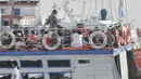 Wisatawan menaiki kapal wisata Kepulauan Seribu di Pelabuhan Kali Adem, Muara Angke, Jakarta, Sabtu (28/4). Beberapa tempat wisata Kepulauan Seribu masih menjadi primadona bagi para wisatawan untuk mengisi libur akhir pekan. (Merdeka.com/Iqbal S. Nugroho)