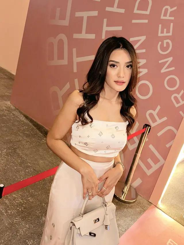 Potret Anissa Aziza Istri Raditya Dika, Ibu Dua Anak yang Langsing Bak Gadis