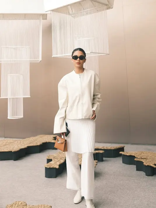 Azizah Salsha terlihat lebih clean dengan outfit serba putih. Ia padukan jaket dengan pleated skirt dan celana panjang. Bahkan ia juga kenakan sepatu putih [@azizahsalsha_]