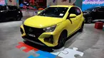 Daihatsu Ayla X menjadi varian tengah dari seluruh jajaran Daihatsu Ayla generasi kedua. Varian ini hadir dalam dua pilihan transmisi manual 5-speed dan CVT. Opsi aksesoris ADS (seperti foto di atas) mendapatkan LED DRL dengan housing hitam di bawah lampu depan, garnish hitam di grill yang membuat grill seolah menyatu hingga ke bawah, body-striping di bawah pintu, dan reflektor lampu belakang.