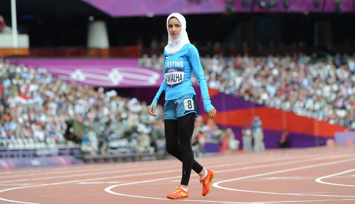 Woroud Sawalha adalah atlet Palestina yang tampil di nomor lari 800 m putri Olimpiade London 2012. Sawalha menjadi pusat perhatian di lintasan karena satu-satunya atlet yang berhijab. (AFP/Olivier Morin)