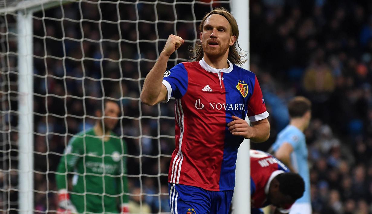 Bek FC Basel, Michael Lang, melakukan selebrasi usai mencetak gol ke gawang Manchester City pada laga Liga Champions di Stadion Etihad, Rabu (7/3/2018). Manchester City takluk 1-2 dari FC Basel. (AFP/Paul Ellis)
