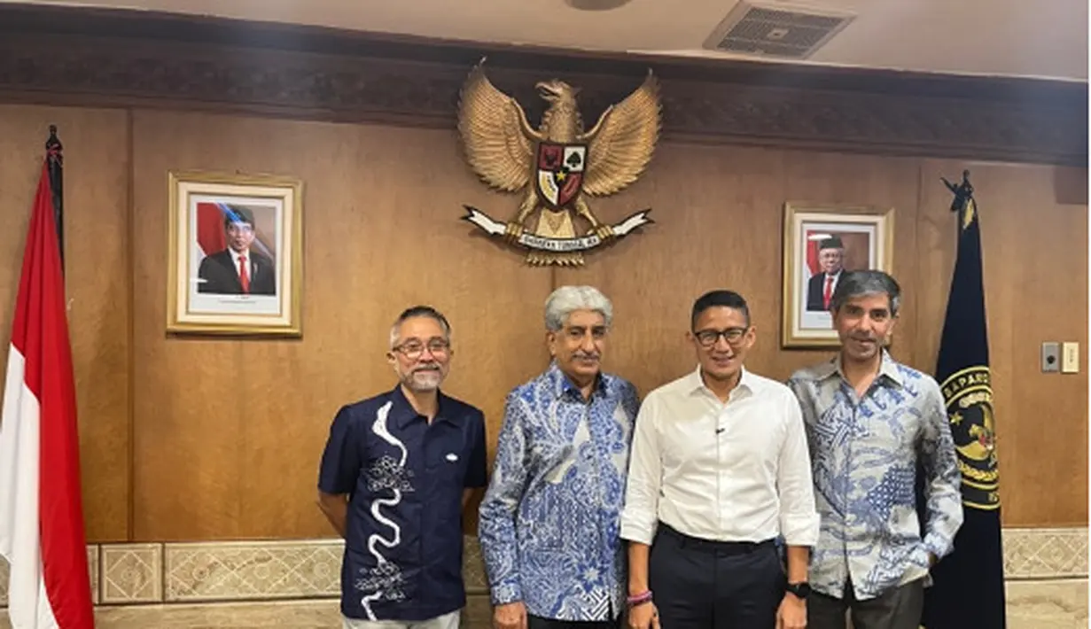 Senin (3/10/2022), pihak Rapi Film menemui Menteri Pariwisata dan Ekonomi Kreatif RI, Sandiaga Uno, untuk membahas partisipasi Teluh Darah di Busan International Film Festival (BIFF) ke-27. Serial ini akan mengisi “On Screen,” program yang diluncurkan BIFF sejak tahun lalu dan didedikasikan untuk menampilkan konten-konten terpilih yang mengudara di layanan streaming. (Foto: Dok. Rapi Films)