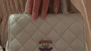Simu terkenal membintangi film MCU tahun 2021 Shang-Chi and the Legend of the Ten Rings, jadi dia bercanda melalui Instastory: 'Sembilan cincin lagi!' Memang - selama setahun terakhir - pasangan yang bertunangan itu telah menikmati liburan penuh cinta ke Coachella Valley Music and Arts Festival di California, Peru, Toronto, dan Hamptons. [@allison]