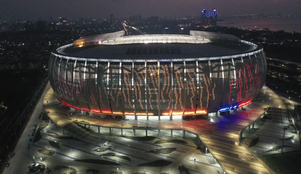 Foto udara memperilhatkan Jakarta International Stadium (JIS) yang baru didirikan untuk pertandingan sepak bola dan konser musik, di Jakarta pada 17 April 2022. Stadion termegah di Indonesia tersebut mampu menampung 82.000 penonton. (ADEK BERRY/AFP)