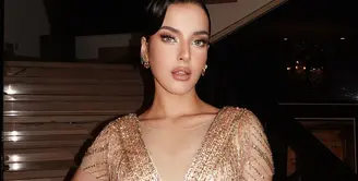 Tasya menyebut tampilannya sebagai &ldquo;Gatsby Doll,&rdquo; sebuah interpretasi modern dari pesona glamor yang khas pada era tersebut. [@tasyafarasya].