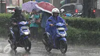 Warga menerobos hujan yang mengguyur kawasan Pondok Labu, Jakarta Selatan, Rabu (2/12). (Liputan6.com/Immanuel Antonius)