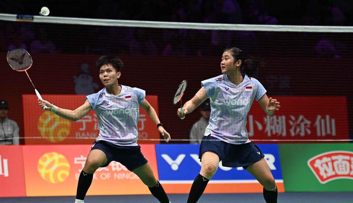 Sebagai informasi, Amallia Cahaya Pratiwi dan Siti Fadia Silva Ramadhanti baru dipasangkan pada awal 2026 dan langsung menunjukkan performa menjanjikan. Tampak dalam foto, ganda putri Indonesia, Amallia Cahaya Pratiwi (kanan) dan Siti Fadia Silva Ramadhanti (kanan) saat bertanding melawan Rin Iwanaga/Kie Nakanishi (Jepang) pada babak perempat final Kejuaraan Bulu Tangkis Asia 2026 di Ningbo, provinsi Zhejiang, Tiongkok Timur pada Jumat 10 April 2026. (CN-STR/AFP) / China OUT