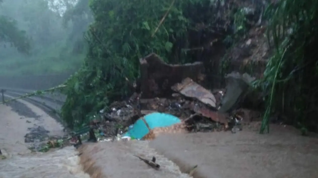 Rel KA Bogor-Sukabumi Tertimbun Longsor