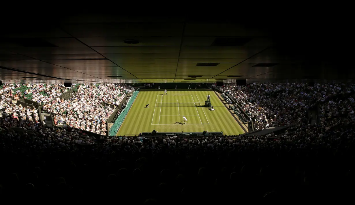 Petenis Inggris Raya, Andy Murray, saat bertanding melawan Mikhail Kukushkin dalam Turnamen tenis Wimbledon di London, Inggris. (30/6/2015). (REUTERS/Henry Browne)