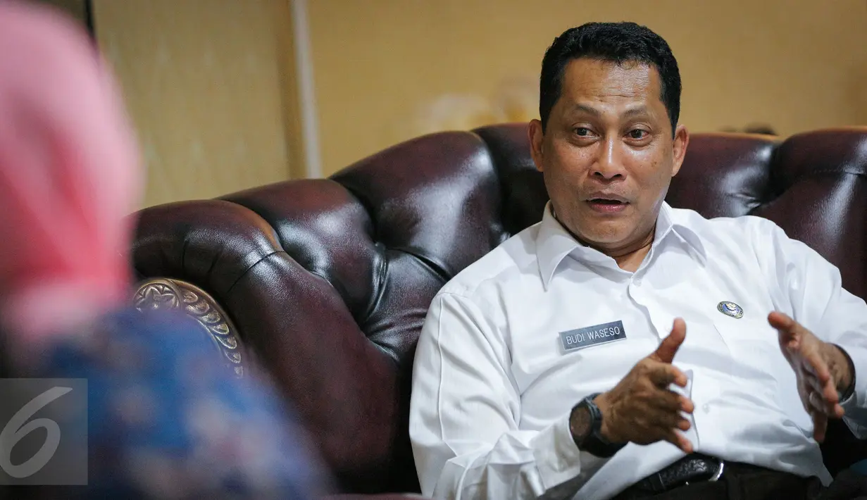Kepala BNN Komjen Budi Waseso saat menemui Mensos Khofifah Indar Parawansa di Gedung Kemensos, Jakarta, Senin (19/10). Pertemuan itu membahas langkah strategis guna mengefektifkan pemberantasan narkoba di Indonesia. (Liputan6.com/Faizal Fanani)