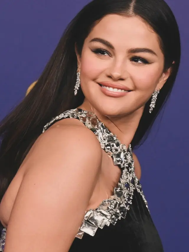 Makeup Flawless dengan Aksesoris Berkilau