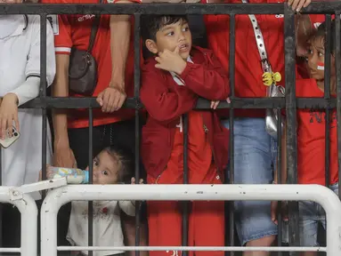 Suporter cilik saat menyaksikan secara langsung pertandingan Timnas Indonesia vs Jepang pada laga Grup C putaran ketiga Kualifikasi Piala Dunia 2026 Zona Asia di Stadion Utama Gelora Bung Karno, Jakarta, Jumat (15/11/2024). (Bola.com.M Iqbal Ichsan)