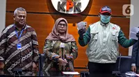 Wakil Ketua KPK, Lili Pantauli Siregar (tengah) bersama Ketua KPU, Arief Budiman dan petugas KPK memperlihatkan barang bukti OTT terhadap Komisioner KPU Wahyu Setiawan di Gedung KPK, Jakarta, Kamis (9/1/2020). KPK menyita uang Rp400 juta dalam bentuk dollar Singapura. (Liputan6.com/Herman Zakharia)