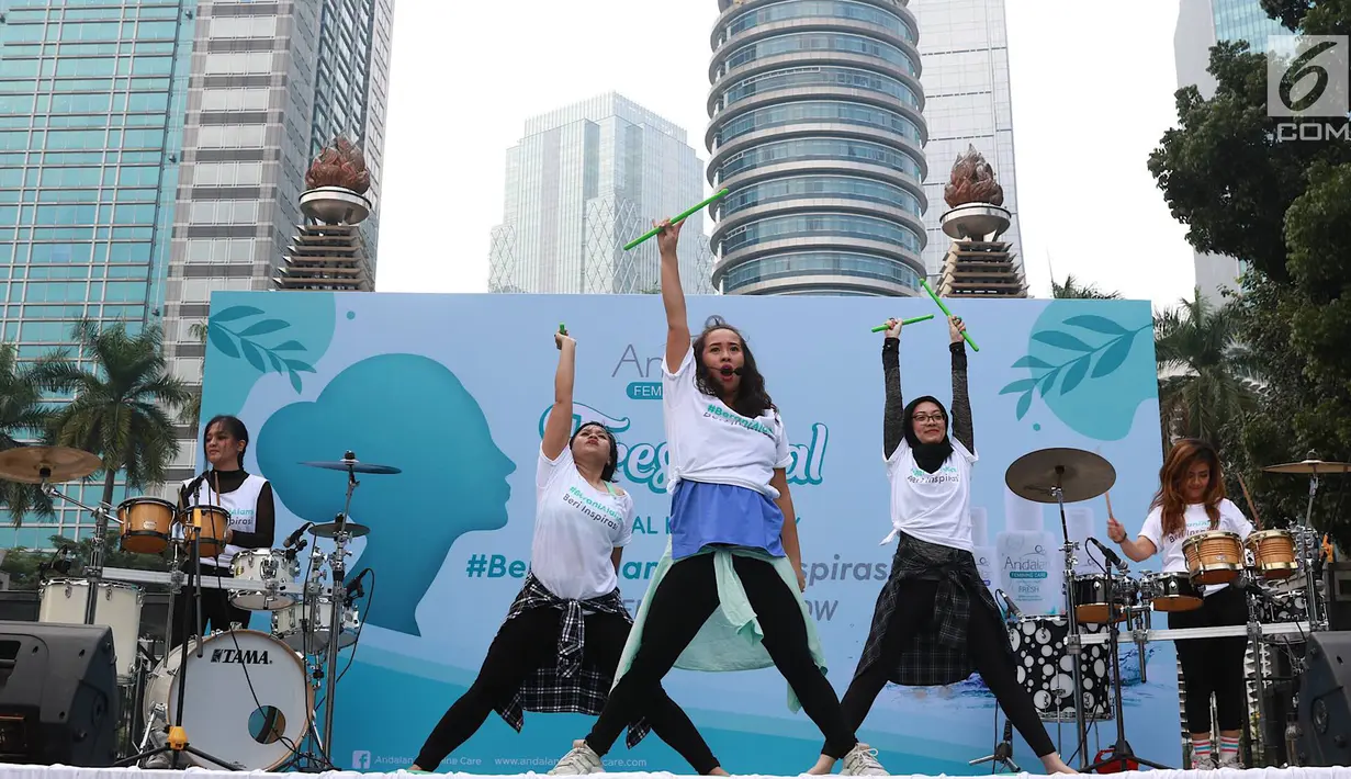 Para instruktur mencontohkan gerakan pada peserta dalam acara Andalan Freshtival Special Kartini Day di GBK Plaza Selatan Senayan, Jakarta, Minggu (21/4). Acara yang diikuti oleh ratusan perempuan tersebut diadakan dalam rangka memeringati Hari Kartini. (Liputan6.com/Immanuel Antonius)