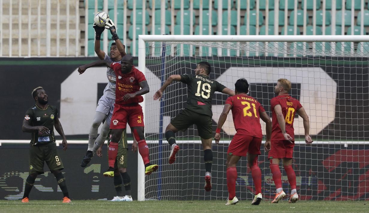 Kiper Tira Persikabo, Teguh Amiruddin, menangkap bola saat menghadapi Kalteng Putra pada laga Shopee Liga 1 di Stadion Pakansari, Bogor, Jumat (26/7). Tira Persikabo menang 5-2 atas Kalteng. (Bola.com/Yoppy Renato)