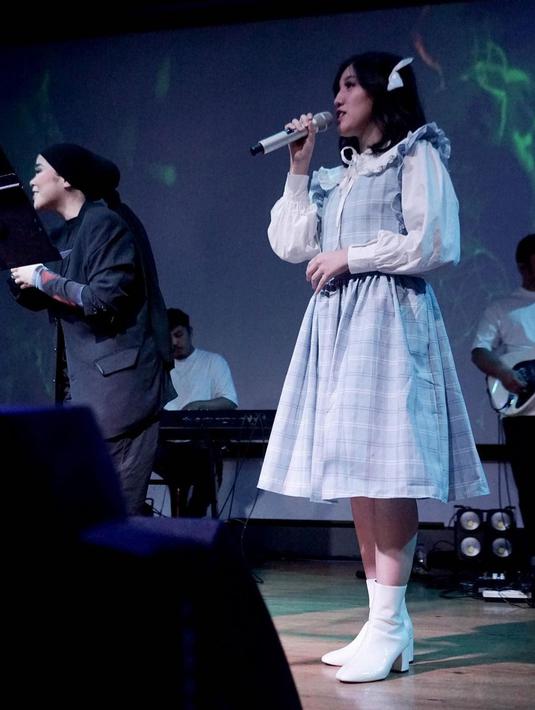 Nyayikan lagu Disney, Part of Your World, suara merdu Sivia Azizah dan Ify Alyssa berhasil menghipnotis penonton. Kembali nyanyi bareng setelah tidak lagi tergabung dalam grup Blink, kebersamaan keduanya obati rindu penggemar. Ciptakan sebuah kolaborasi yang apik, detik-detik Ify Alyssa naik ke atas panggung disambut riuh dan tepuk tangan dari penonton. (Liputan6.com/IG/@siviazizah)