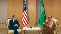 Pertemuan Menlu AS Antony Blinken dan Menlu Arab Saudi Faisal bin Farhan. Foto ini diposting Twitter resmi Blinken pada 8 Januari 2023 dalam kunjungannya ke Saudi. Dok: Twitter @SecBlinken
