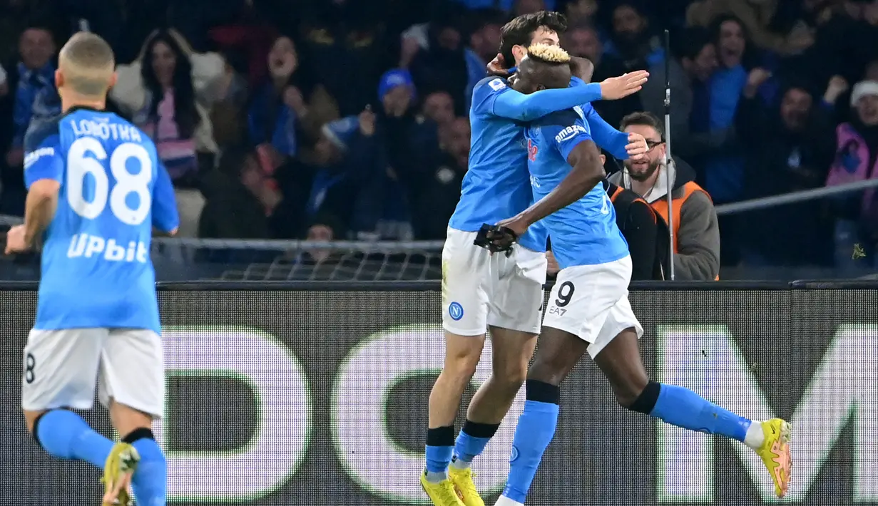 Napoli langsung tancap gas di awal babak pertama. Pasukan Luciano Spalletti mampu unggul 1-0 saat laga baru berjalan 14 menit lewat gol Victor Osimhen. Striker asal Nigeria itu mampu memanfaatkan bola rebound yang tak mampu ditangkap sempurna Wojciech Szczesny hasil tendangan akrobatik Khvicha Kvaratskhelia. (AFP/Alberto Pizzoli)