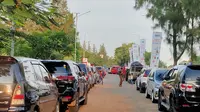 Suasana pemudik memadati kawasan rest area 207 Palikanci untuk istirahat menunggu buka puasa. Foto (Liputan6.com / Panji Prayitno)