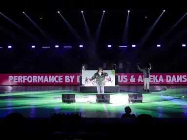 DJ Dipha Barus berkolaborasi dengan rapper kondang Indonesia, Iwa K saat menghibur penonton dalam acara Grand Final AXIS Nation Cup 2024 di Indonesia Arena, GBK, Jakarta, Sabtu (16/11/2024). (Bola.com/Muhammad Iqbal Ichsan)