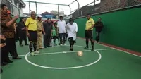Wali Kota Risma melakukan 'kick off' dalam rangka meresmikan dua lapangan futsal di eks lokalisasi Dolly. (Liputan6.com/Dian Kurniawan)