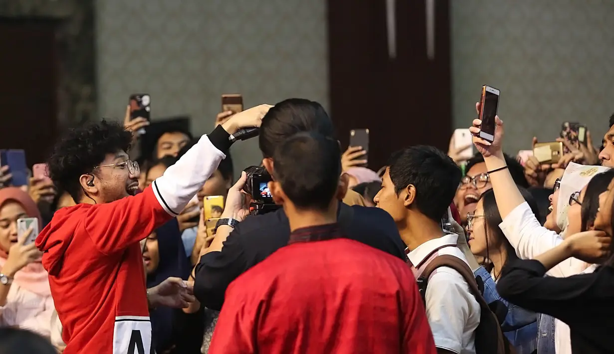 Penyanyi 31 tahun itu terlihat berinteraksi dengan para penonton yang memadati arena. Tidak sedikit penonton yang histeris menyaksikan pemilik lagu Terlalu Lama Sendiri tersebut. (Bambang E Ros/Bintang.com)