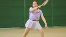 Salah satu momen Nagita bermain tenis bersama Raffi, ia tampil mengenakan polo t-shirt dengan rok tenis serba lilac. [Foto:  IGraffinagita1717/gegeelisa94].