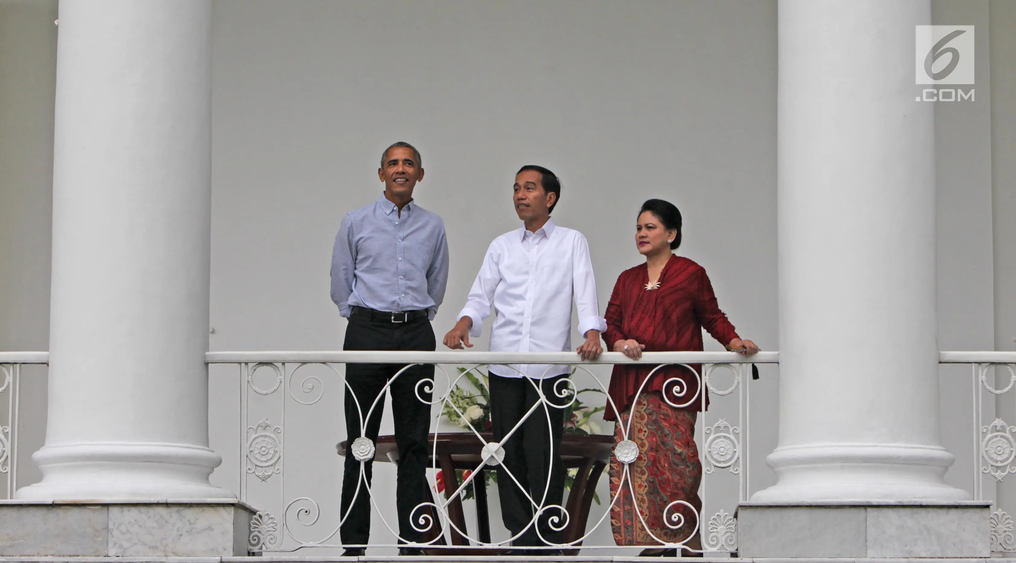 Presiden Jokowi didampingi Ibu Negara, Iriana Widodo saat berbincang dengan Presiden ke-44 AS, Barrack Obama di beranda Istana Presiden Bogor, Jumat (30/6). Kedatangan Obama di Istana Bogor atas undangan pribadi Jokowi.  (Liputan6.com/Angga Yuniar)