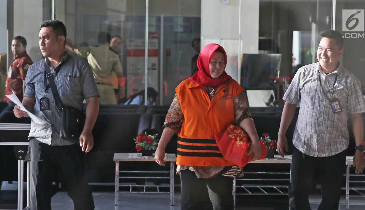 Tersangka Panitera PN Tangerang, Tuti Atika mengenakan rompi oranye seusai menjalani pemeriksaan di gedung KPK, Jakarta, Senin (2/4). Tuti kembali diperiksa sebagai saksi untuk tersangka Hakim Wahyu Widya Nurfitri. (Liputan6.com/Herman Zakharia)