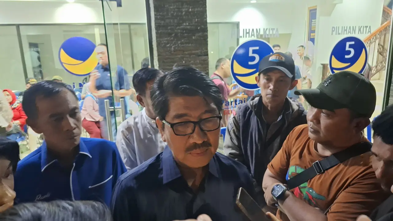 Hamartoni Ahadis usai menerima persetujuan B1 partai politik KWK atau B1KWK sebagai calon Bupati Lampung Utara. Foto : (Liputan6.com/Ardi).