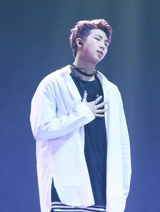 RM menceritakan tentang surat dari penggemar. Melalui surat tersebut, ia sadar tentang nyaman dan arti masa depan. (foto: pinterest.com)