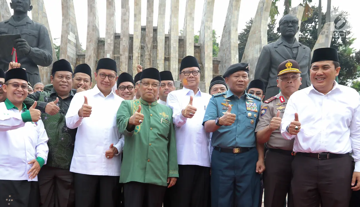 Mendagri Tjahjo Kumolo, Ketua PBNU Said Aqil Siradj, dan Menag Lukman Hakim Syaifuddin, Kasum TNI Laksdya TNI Didit Herdiawan dan pengurus NU foto bersama saat Apel Hari Santri Nasional 2017, Jakarta, Minggu (22/10). (Liputan6.com/Fery Pradolo)
