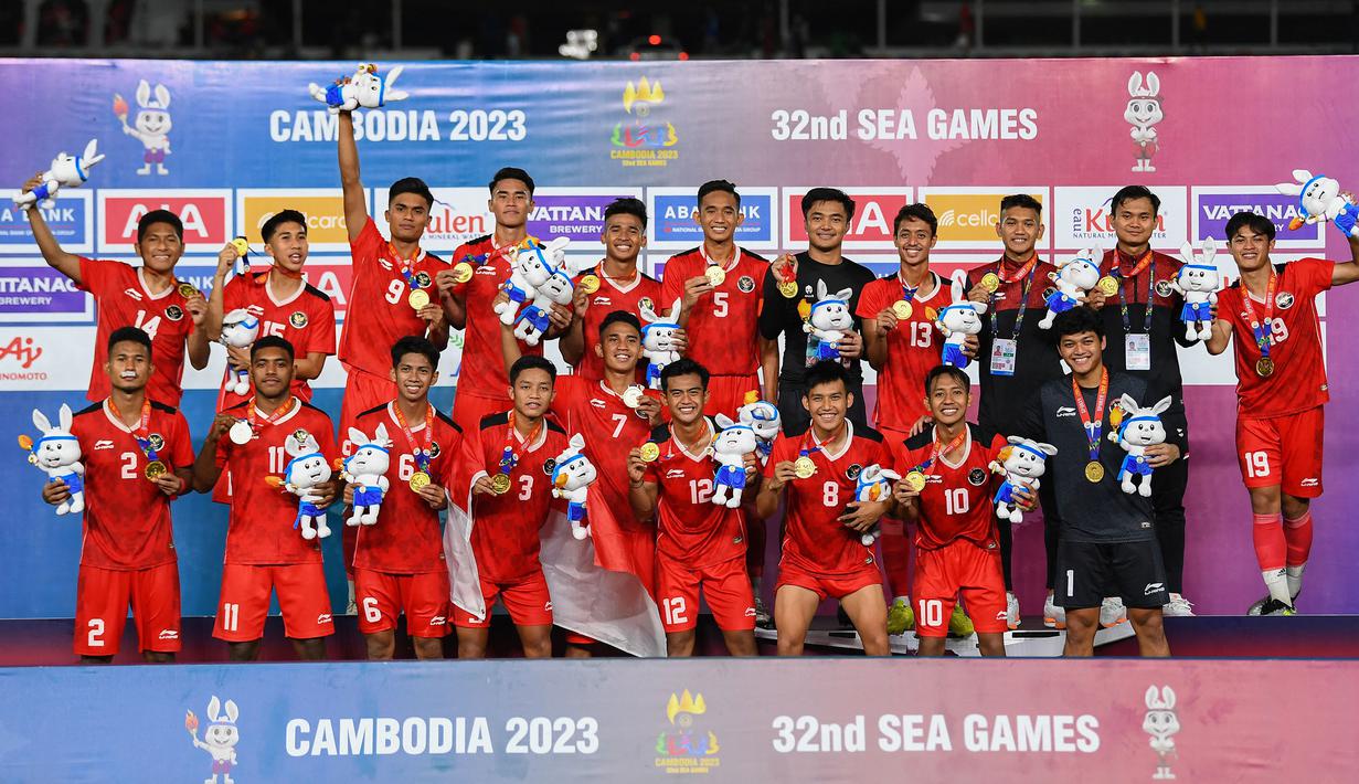 Sejumlah pemain Timnas Indonesia U-22 berpose memegang medali emas setelah memenangkan laga final sepak bola SEA Games 2023 melawan Thailand di Olympic Stadium, Phnom Penh, Kamboja, Selasa (16/05/2023). (AFP/Nhac Nguyen)