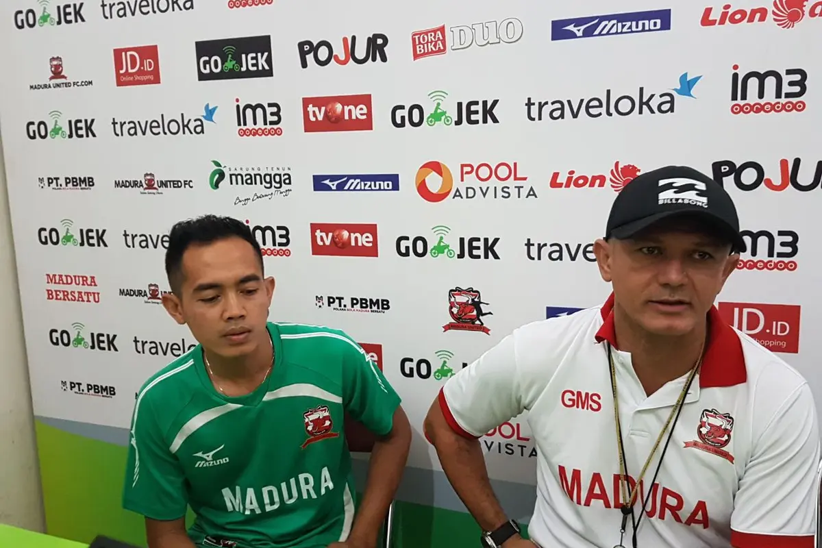 Pelatih Madura United, Gomes de Oliviera (Kanan / Liputan6.com / Musthofa Aldo)
