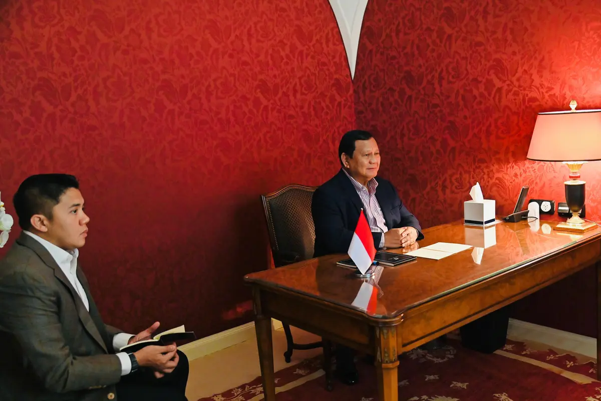 Presiden Prabowo Subianto dan Sekretaris Kabinet (Seskab) Teddy Indra Wijaya (Biro Pers Sekretariat Presiden)