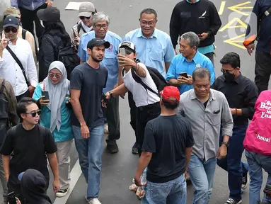 Aktor, Reza Rahardian saat berjalan untuk mengikuti aksi unjuk rasa di depan gedung MPR, DPR dan DPD RI, Jakarta, Kamis (22/8/2024). (Liputan6.com/Angga Yuniar)