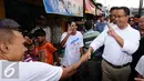 Calon Gubernur DKI Jakarta, Anies Baswedan (tengah) melihat penyambutan saat sosialisasi di Kota Bambu Utara, Jakarta, Rabu (21/12). Dihadapan pendukungnya, Anies memaparkan beberapa program jika terpilih di Pilkada 2017. (Liputan6.com/Helmi Fithriansyah)